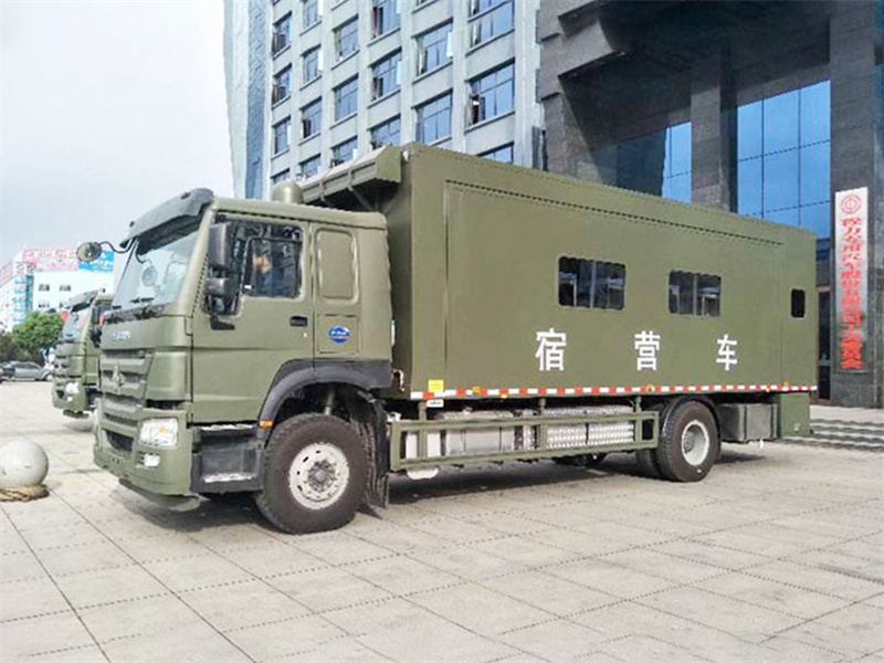 重汽豪沃单桥宿营车